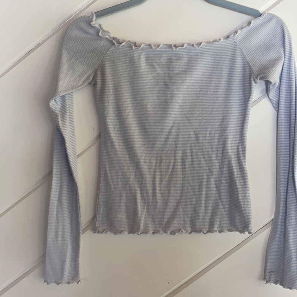 Super cute off the shoulder lettuce trim hollister long sleeve